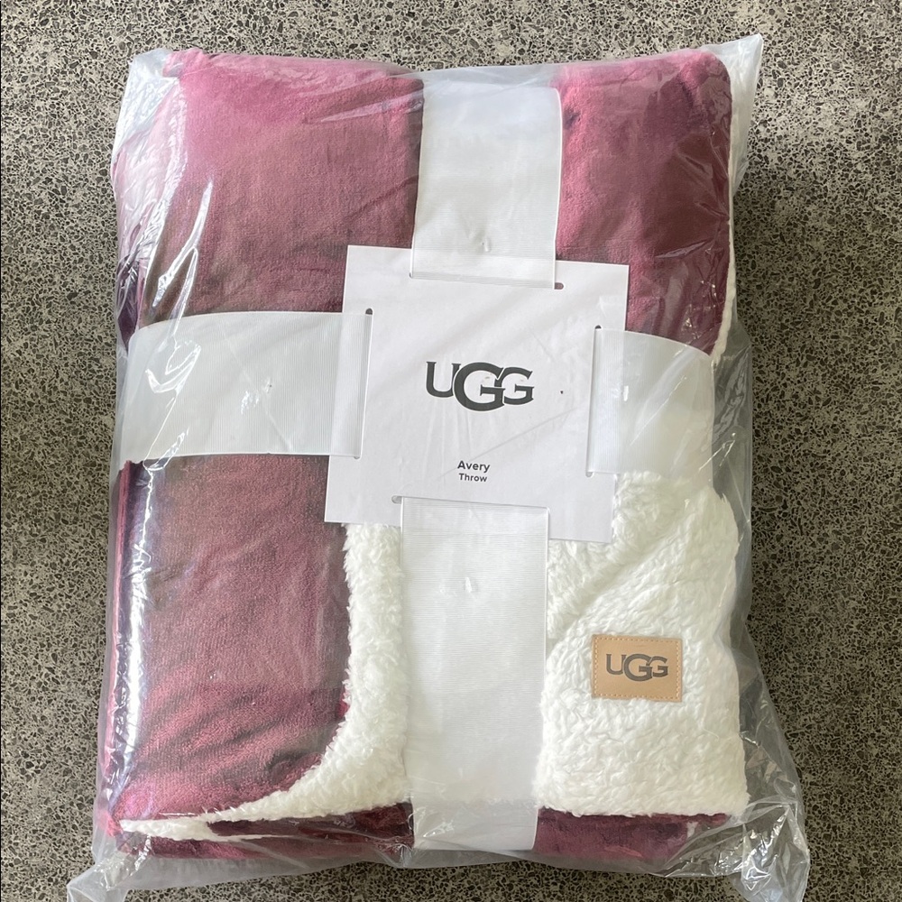 NWT UGG Avery Reversible Fleece & Sherpa Throw Blanket - Wine
